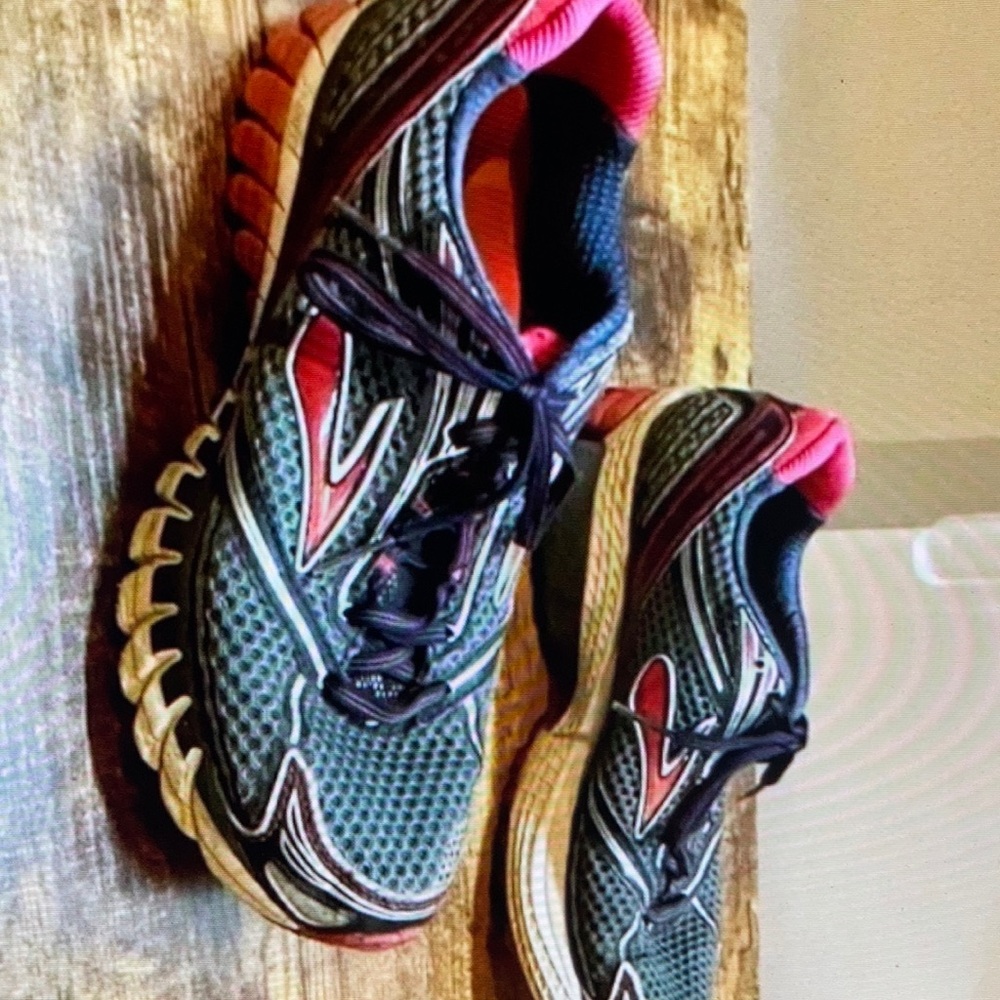 Brooks women’s Ghost shoes women’s 10.5 pink Gray running